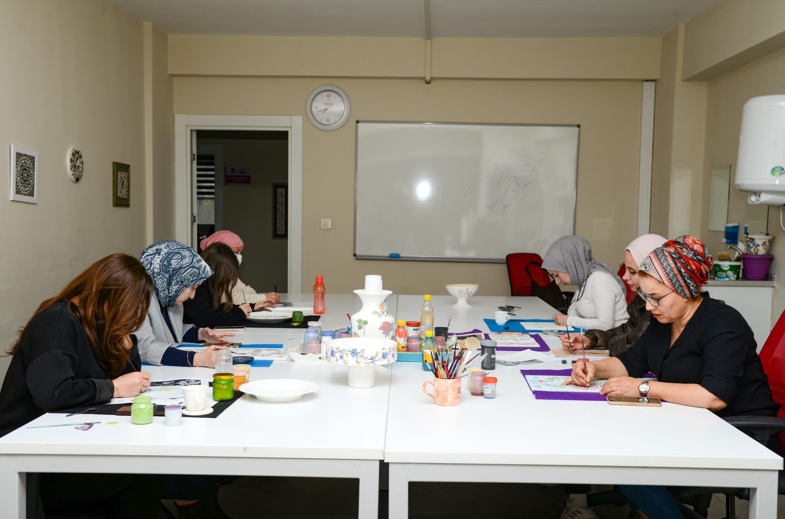 Diyarbakır Büyükşehir Belediyesinin DİSMEK kurslarından faydalanan 357 kadın hem mesleki