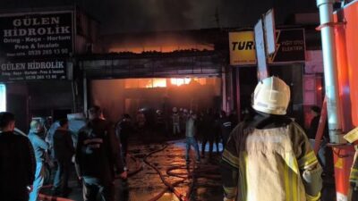 Diyarbakır'ın merkez Yenişehir ilçesinde oto tamir dükkanında çıkan yangın, itfaiye