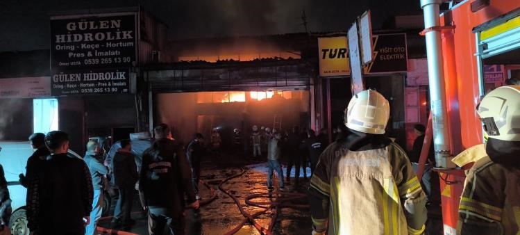 Diyarbakır'ın merkez Yenişehir ilçesinde oto tamir dükkanında çıkan yangın, itfaiye