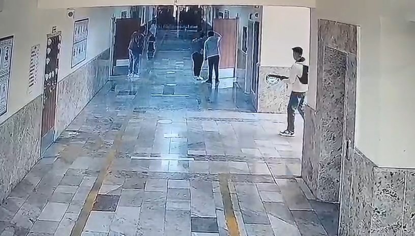 Şanlıurfa'nın Siverek ilçesinde bir lisede silahlı saldırı düzenlendi. Saldırıda ilk