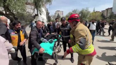 Kahramanmaraş’ta bir ortaokulda silah sesleri duyuldu. Olay yerinde yaralılar olduğu