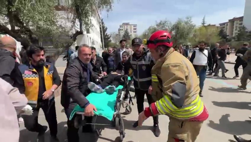 Kahramanmaraş’ta bir ortaokulda silah sesleri duyuldu. Olay yerinde yaralılar olduğu