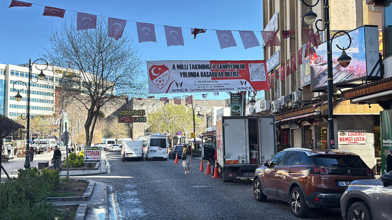Diyarbakır'ın Sur ilçesinde esnaf, A Milli Futbol Takımına destek amacıyla