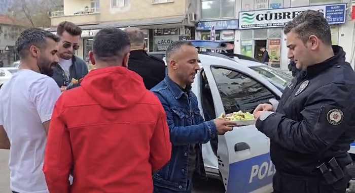 Diyarbakır'ın Çermik ilçesinde kavga ihbarına giden polis tatlı bir sürprizle