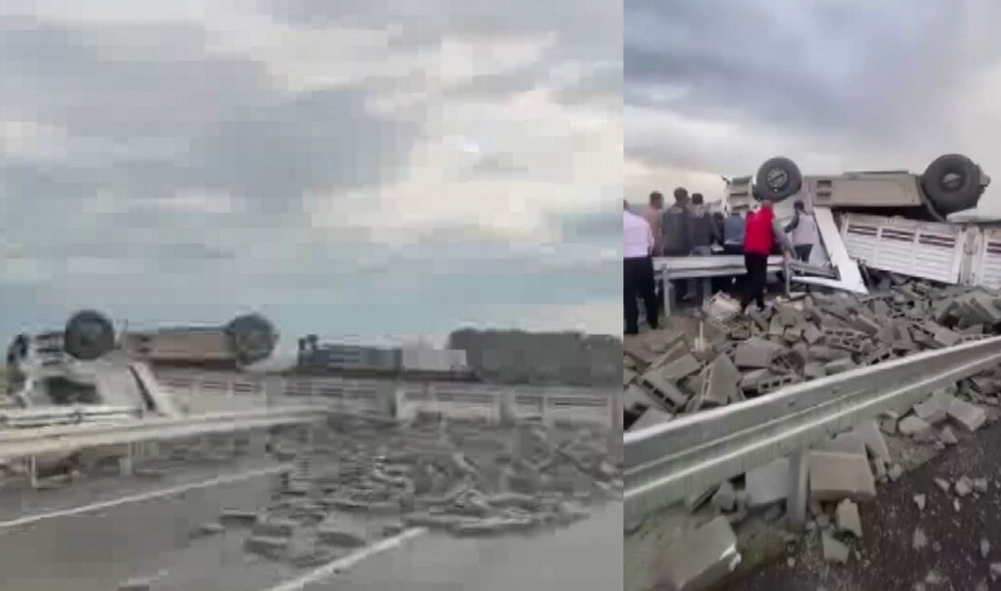 Diyarbakır’da sürücüsünün direksiyon hakimiyetini kaybettiği briket yüklü tır yan yattı.