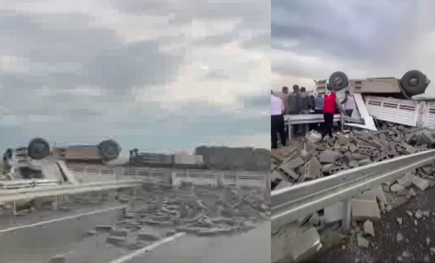 Diyarbakır’da sürücüsünün direksiyon hakimiyetini kaybettiği briket yüklü tır yan yattı.