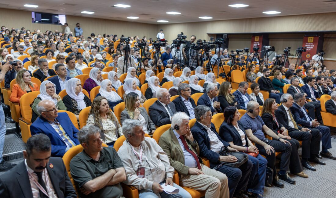 Diyarbakır Büyükşehir Belediyesi tarafından düzenlenen Toplumsal Barış ve Özgürlük Forumu,