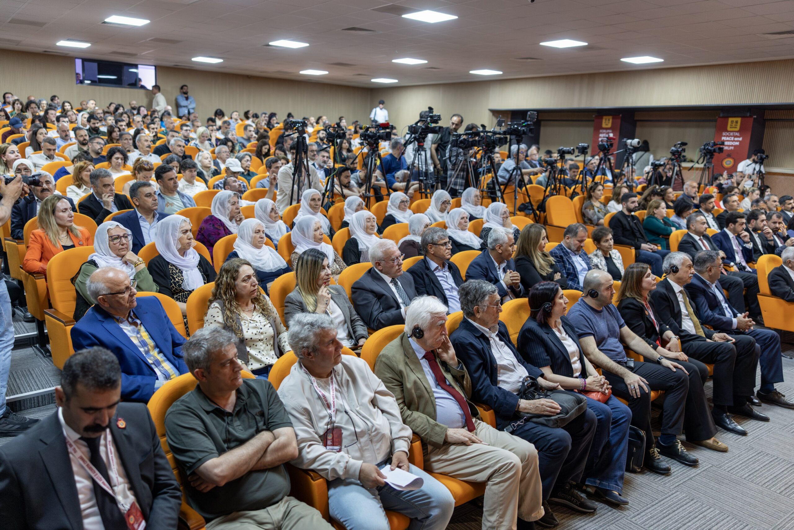 Diyarbakır Büyükşehir Belediyesi tarafından düzenlenen Toplumsal Barış ve Özgürlük Forumu,