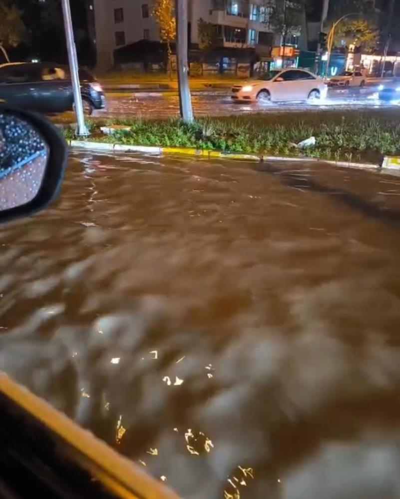 Diyarbakır ve bölge fırtınaya teslim: ÇATILAR UÇTU, YOLLAR GÖLE DÖNDÜ!