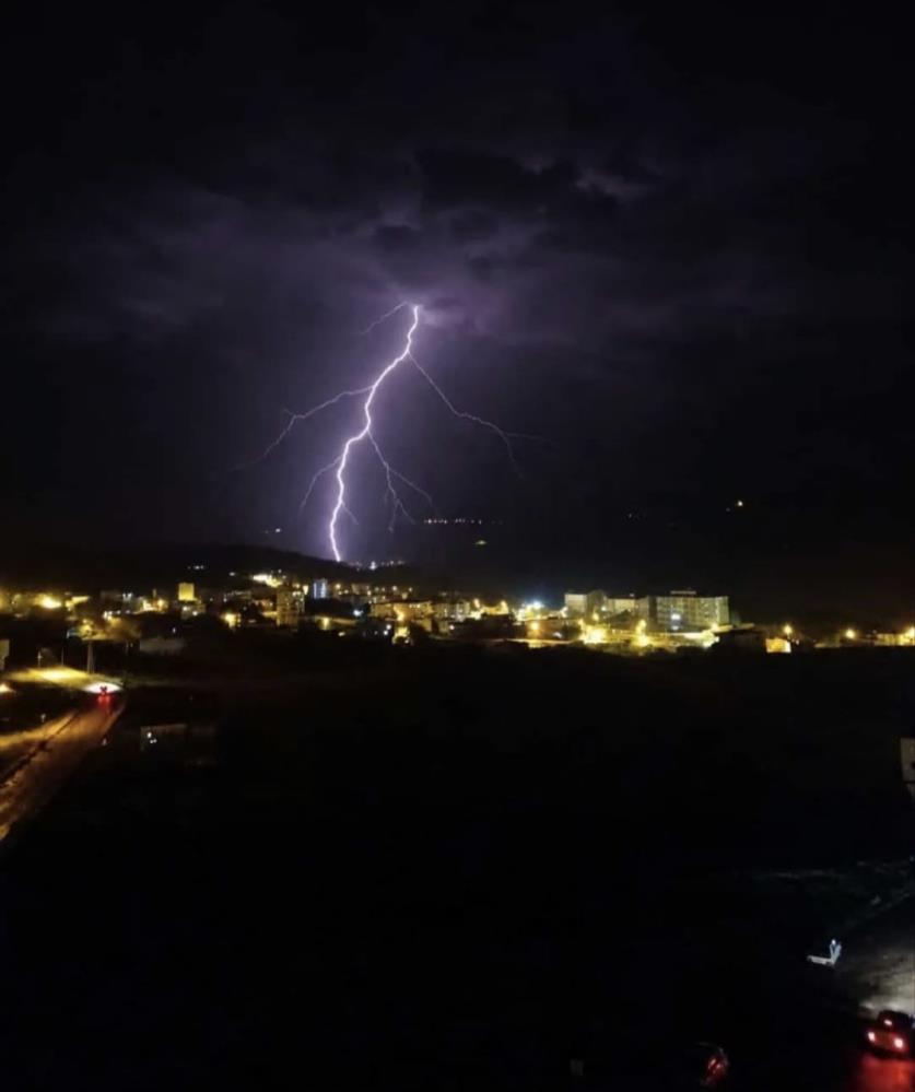 Diyarbakır ve bölge fırtınaya teslim: ÇATILAR UÇTU, YOLLAR GÖLE DÖNDÜ!