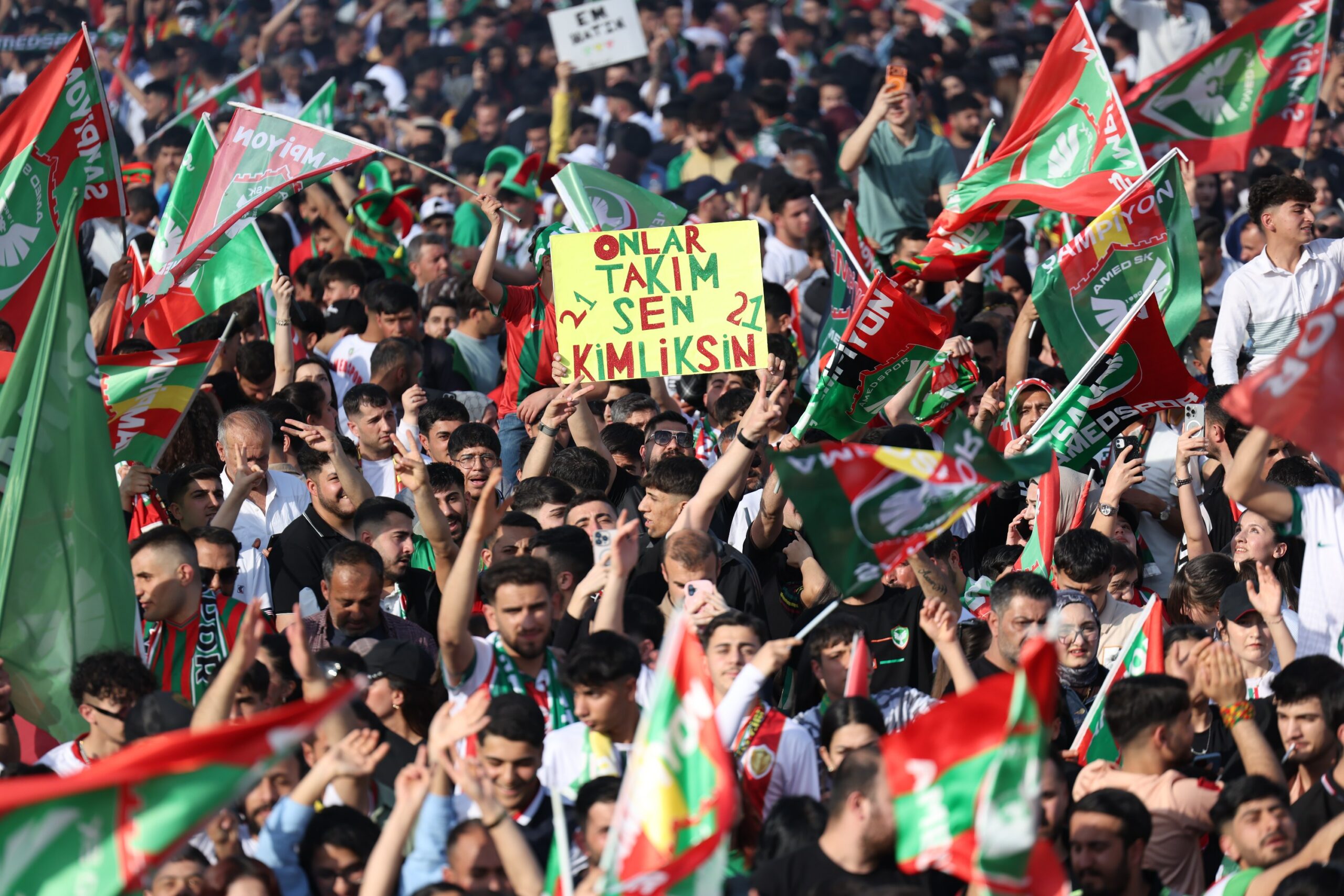 Amedspor Süper Lig Coşkusunu Yüzbinlerle Kutladı