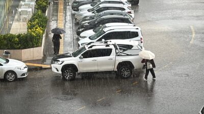 Diyarbakır'da kısa süreli etkili olan sağanak hayatı olumsuz etkiledi.