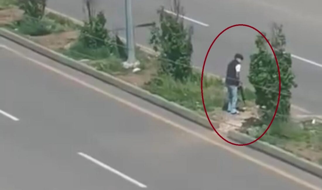Diyarbakır'ın merkez Yenişehir ilçesinde saldırganın silahla kurşunlamaya gittiği anlar cep