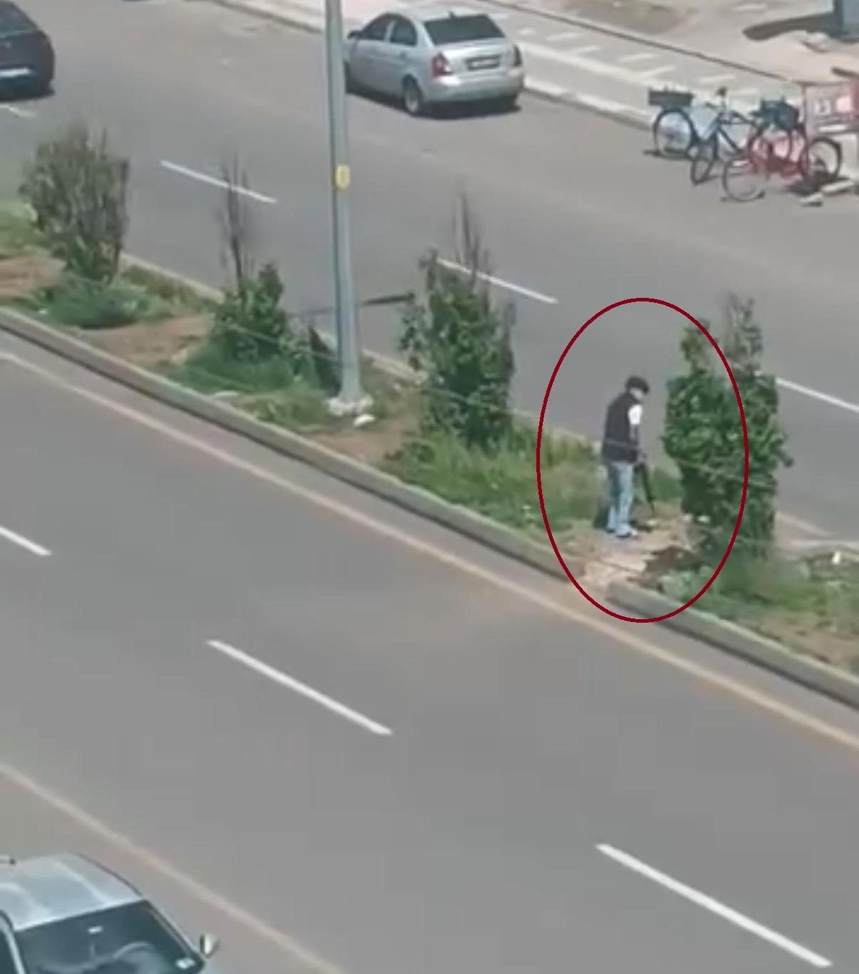 Diyarbakır'ın merkez Yenişehir ilçesinde saldırganın silahla kurşunlamaya gittiği anlar cep