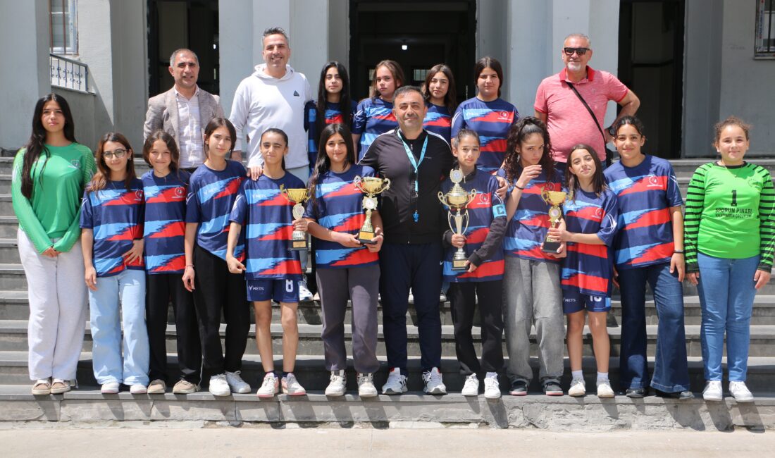 Diyarbakır Kayapınar Akşemsettin Ortaokulu Kız Futbol Takımı, namağlup şampiyonluklarla son