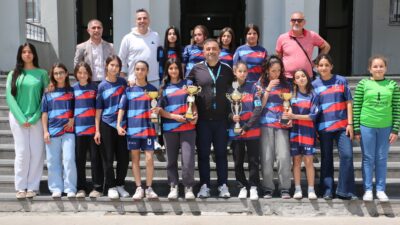 Diyarbakır Kayapınar Akşemsettin Ortaokulu Kız Futbol Takımı, namağlup şampiyonluklarla son