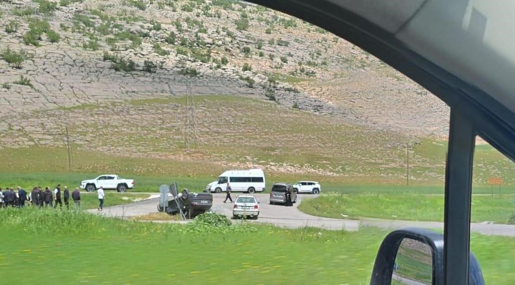Diyarbakır'ın Silvan ilçesinde mezuniyet kutlamasına giden öğrencileri taşıyan araç başka