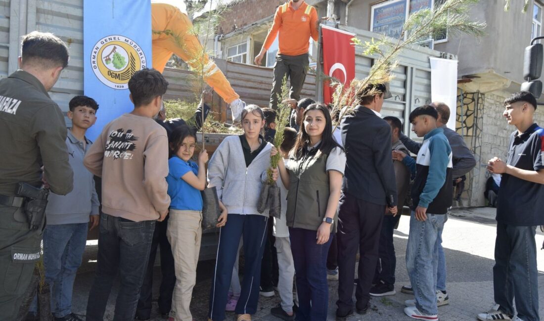 Diyarbakır'ın Dicle ilçesinde yaklaşık bin 500 adet fidan dağıtımı gerçekleştirildi