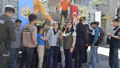 Diyarbakır'ın Dicle ilçesinde yaklaşık bin 500 adet fidan dağıtımı gerçekleştirildi