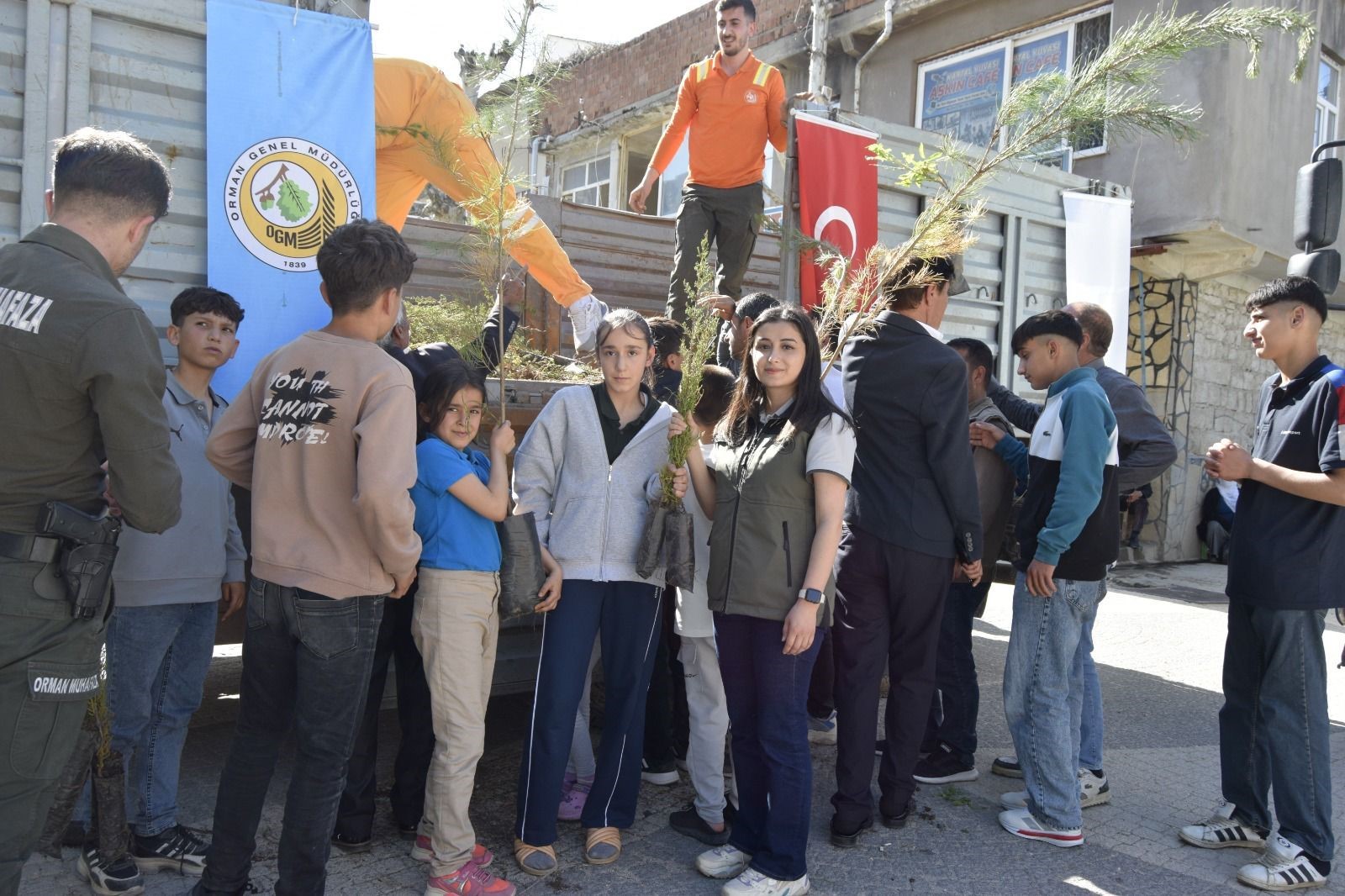 Diyarbakır'ın Dicle ilçesinde yaklaşık bin 500 adet fidan dağıtımı gerçekleştirildi