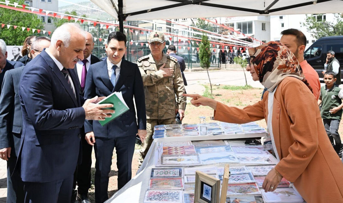 Diyarbakır Valisi Murat Zorluoğlu, beraberindeki heyetle Çermik 6. Kitap Fuarı