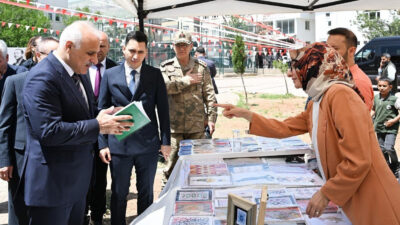 Diyarbakır Valisi Murat Zorluoğlu, beraberindeki heyetle Çermik 6. Kitap Fuarı