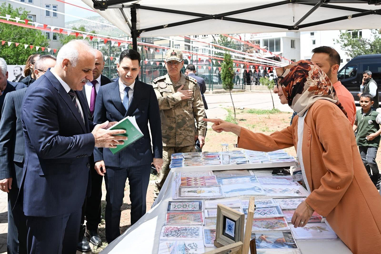Diyarbakır Valisi Murat Zorluoğlu, beraberindeki heyetle Çermik 6. Kitap Fuarı