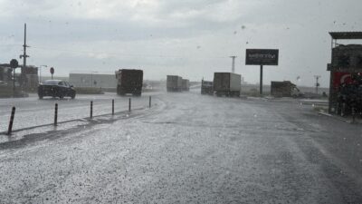 Diyarbakır’da dolu ve sağanak yağış hayatı olumsuz etkiledi.