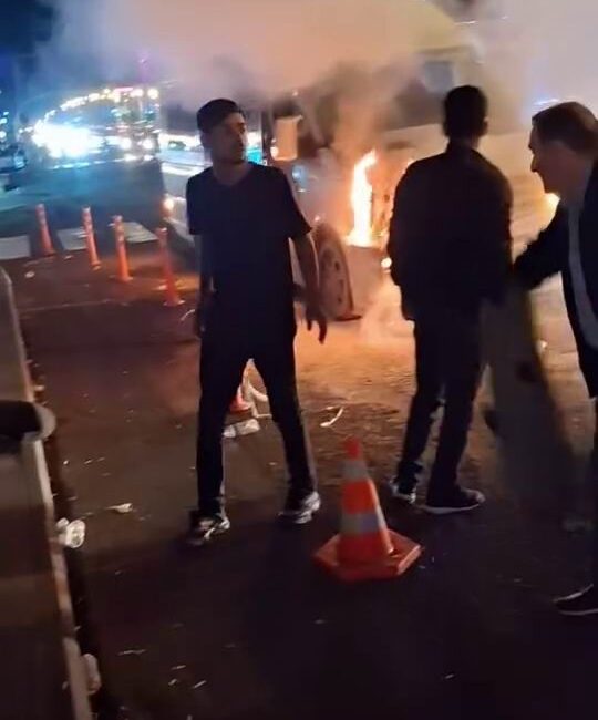 Diyarbakır'da şehir içi yolcu taşımacılığı yapan minibüste çıkan yangın paniğe