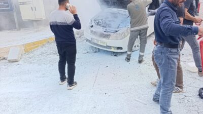 Diyarbakır'da seyir halindeyken alevlere teslim olan otomobil kullanılamaz hale geldi.