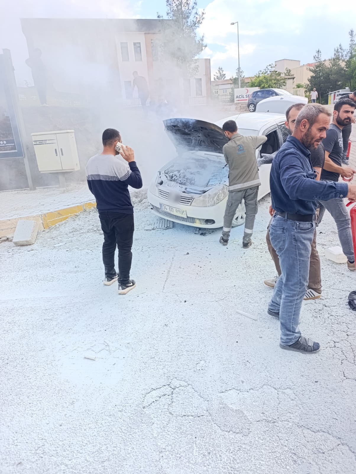 Diyarbakır'da seyir halindeyken alevlere teslim olan otomobil kullanılamaz hale geldi.