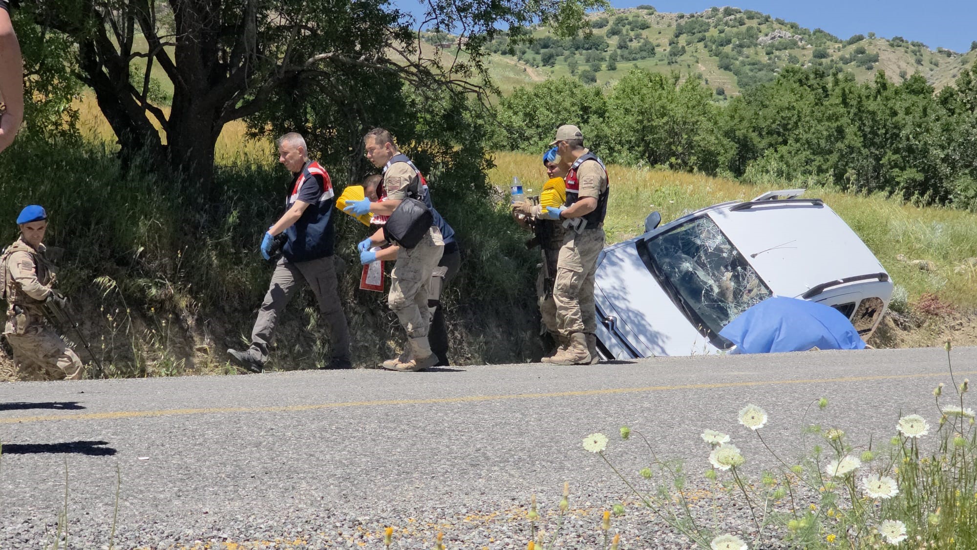 Diyarbakır'da ağabey, kardeşinin olduğu aracı taradı: 1 ölü, 1 ağır yaralı