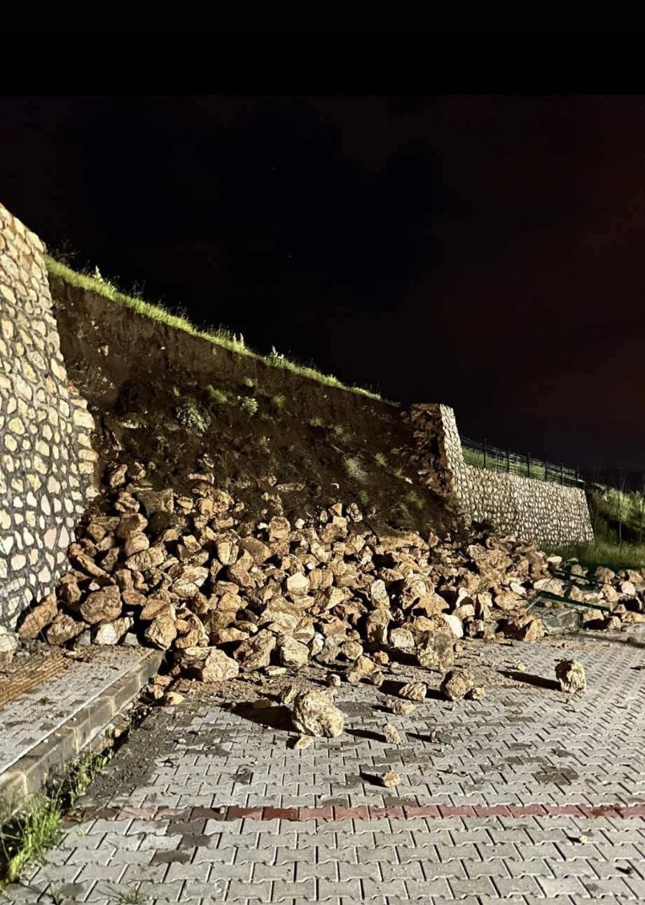 Diyarbakır'ın Çermik ilçesinde aşırı yağışlardan dolayı afet konutlarının istinat duvarı