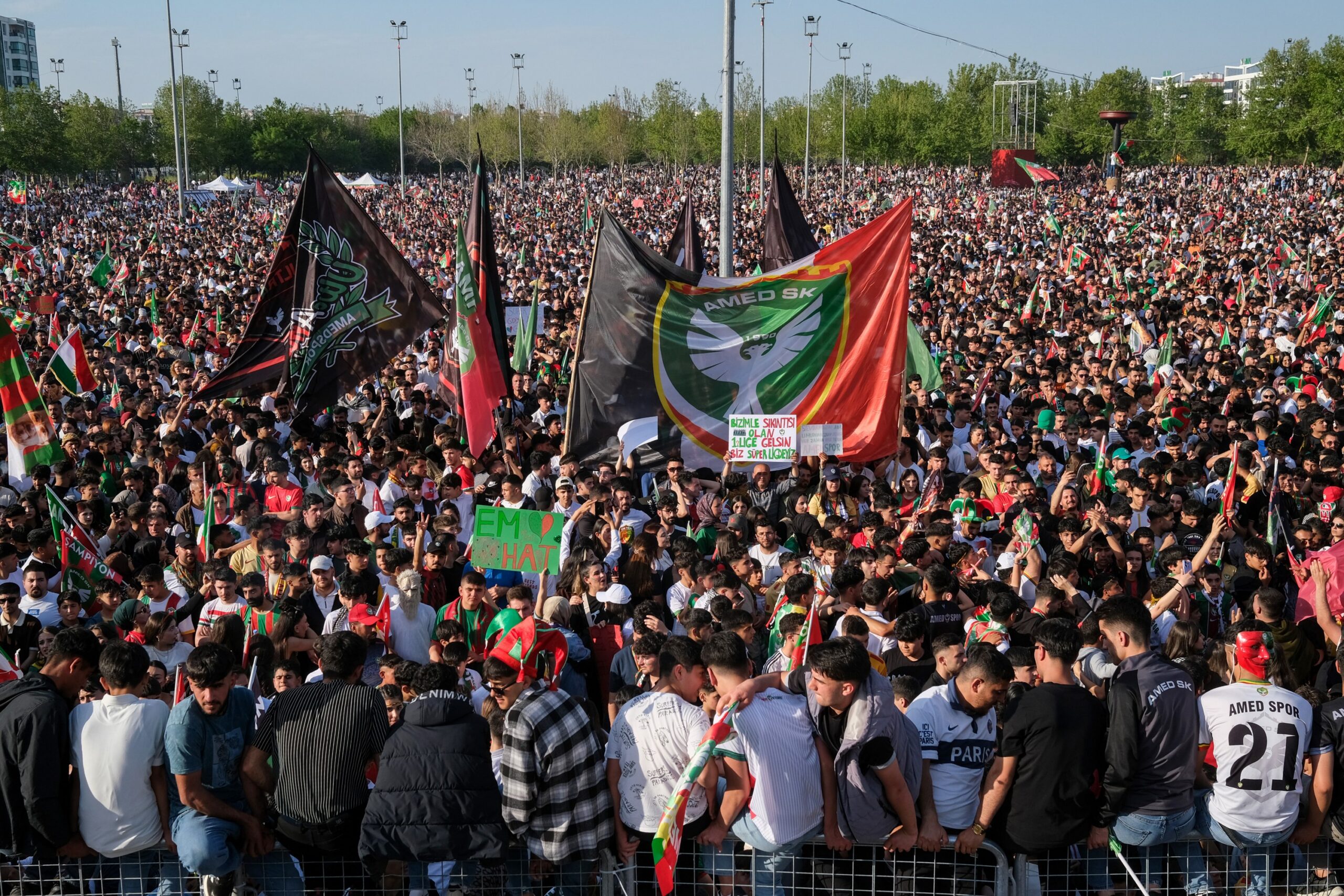 Amedspor Süper Lig Coşkusunu Yüzbinlerle Kutladı