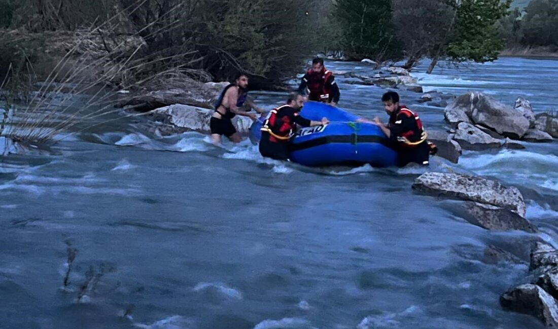 Diyarbakır’da Dicle Nehri’nde su seviyesinin yükselmesi sonucu mahsur kalan bir