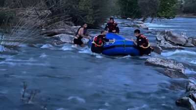 Diyarbakır’da Dicle Nehri’nde su seviyesinin yükselmesi sonucu mahsur kalan bir