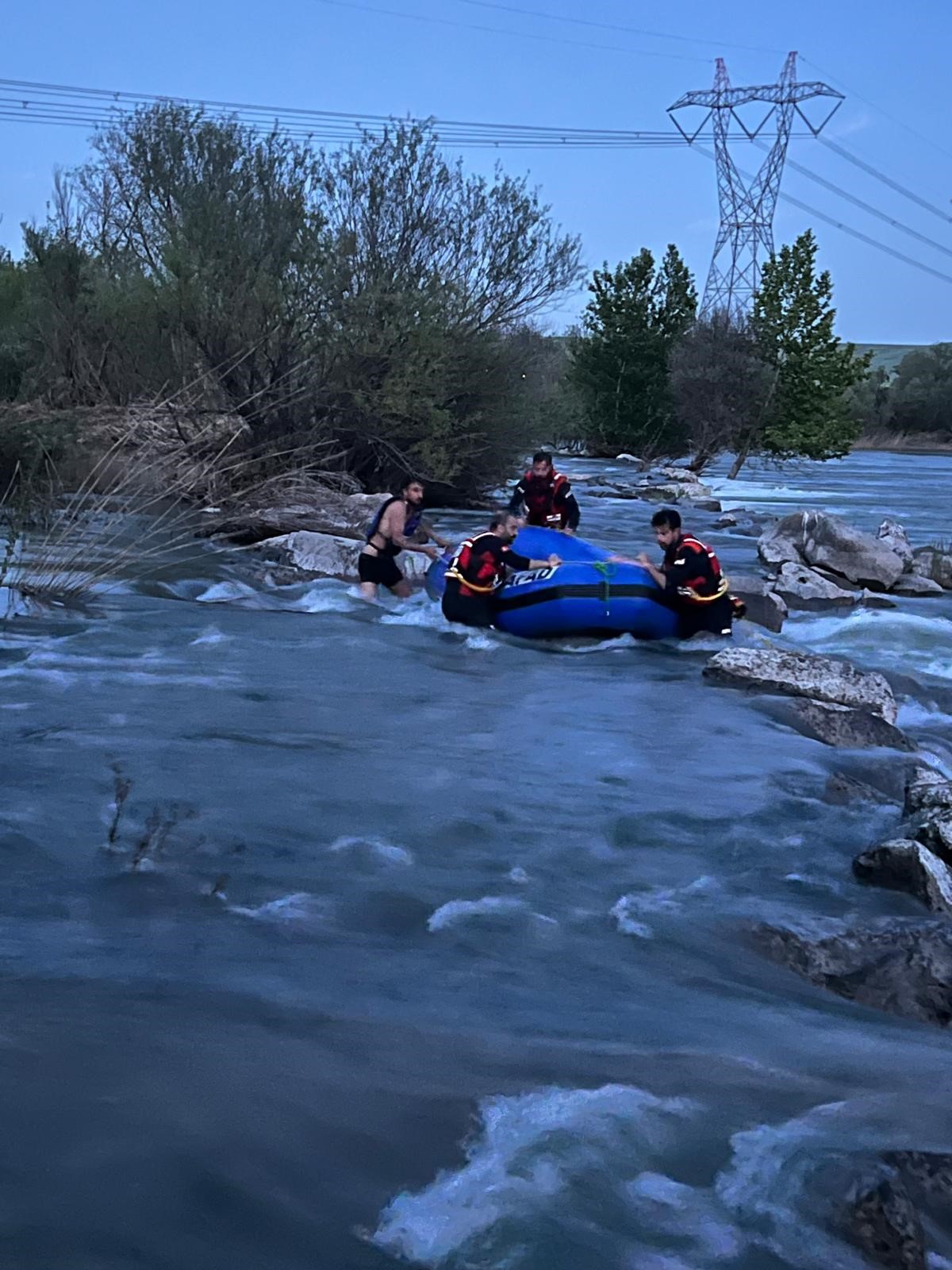 Diyarbakır’da Dicle Nehri’nde su seviyesinin yükselmesi sonucu mahsur kalan bir