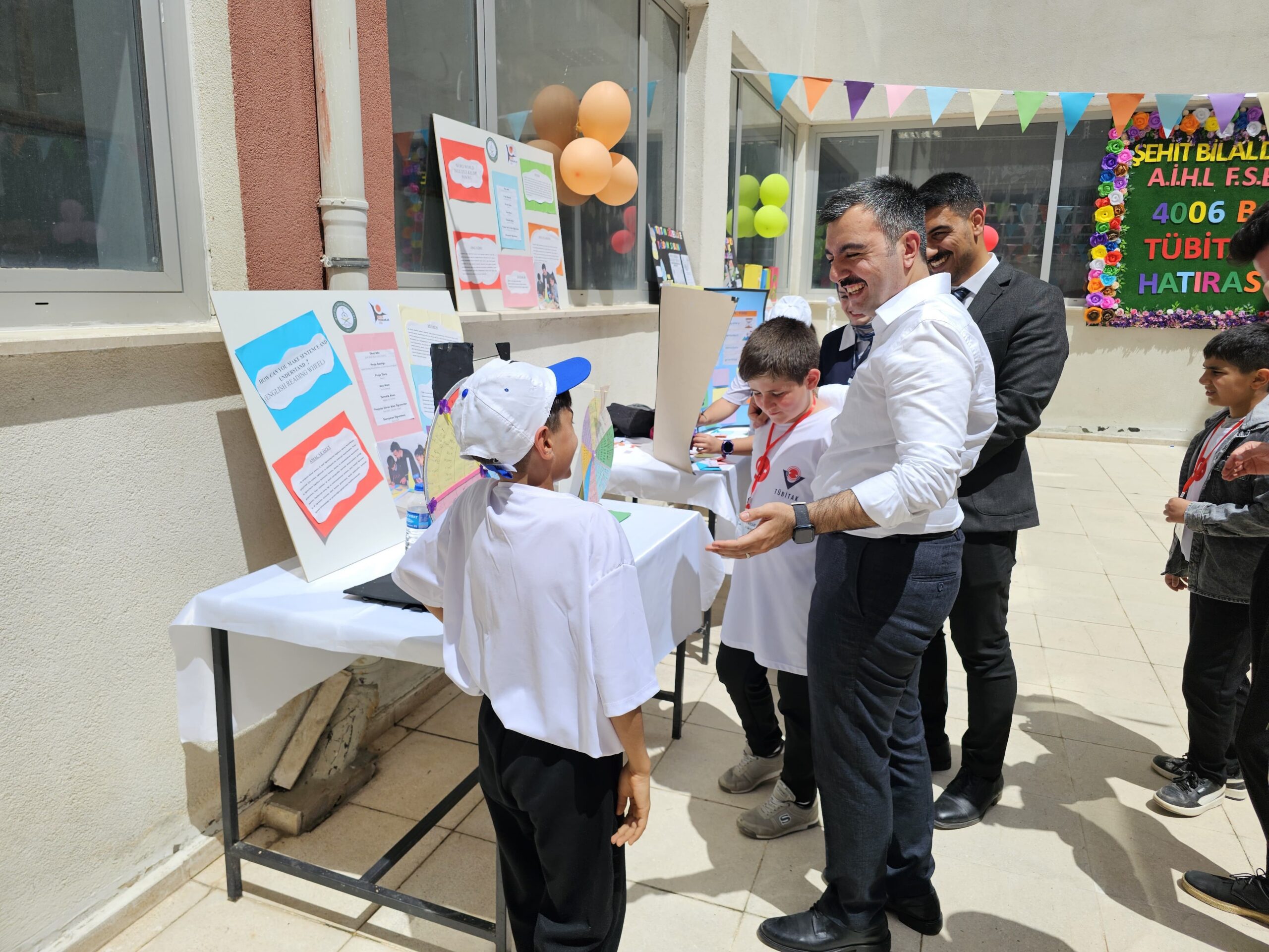 Diyarbakır'ın Dicle ilçesinde yetenekli öğrencilerin projelerini sergilediği TÜBİTAK 4006–B Bilim