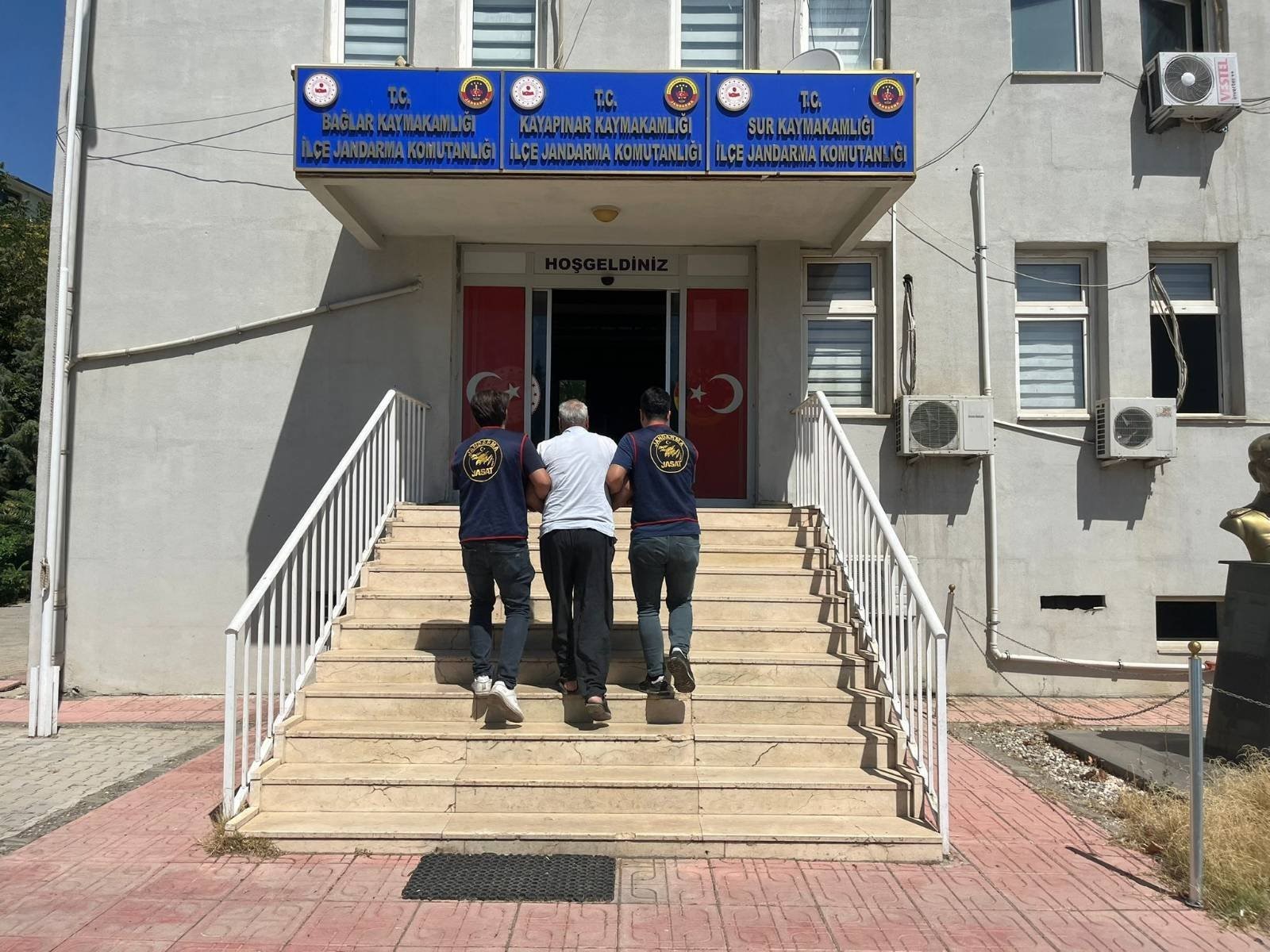 Diyarbakır'da Jandarma Suç Araştırma Timleri (JASAT) koordinesinde icra edilen operasyonlarda