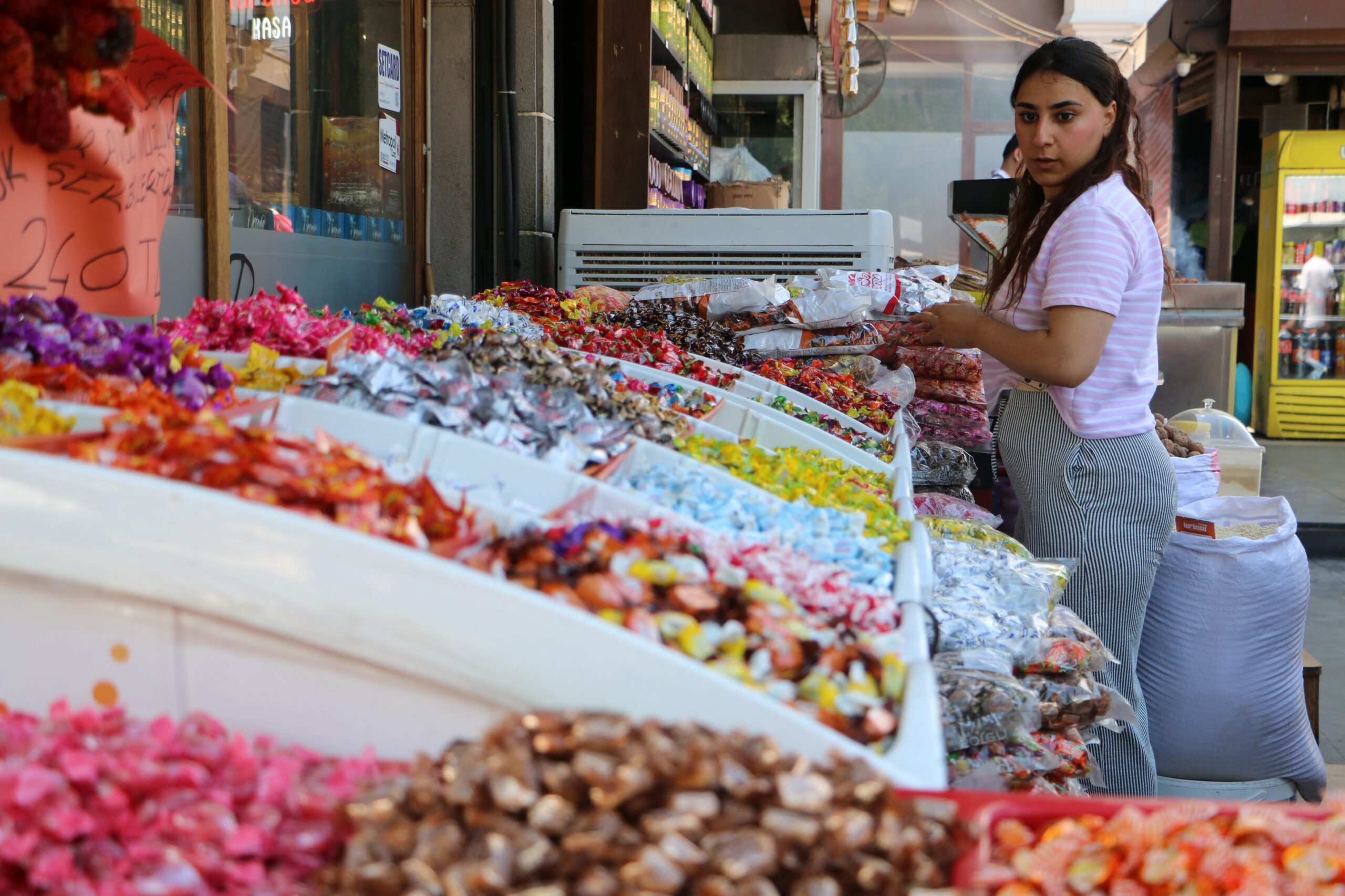 Kurban Bayramı'na sayılı günler kala Diyarbakır'ın Sur ilçesi rengarenk görüntülere sahne oldu. Şekerden lokuma, kıyafetten çörek otuna kadar birçok ürün tezgahlardaki yerini alırken çarşı ve kaldırımlarda yoğunluk oluştu. Satıcılar, bayram öncesi alışveriş hareketliliğinin daha da artmasını beklediklerini söyledi.