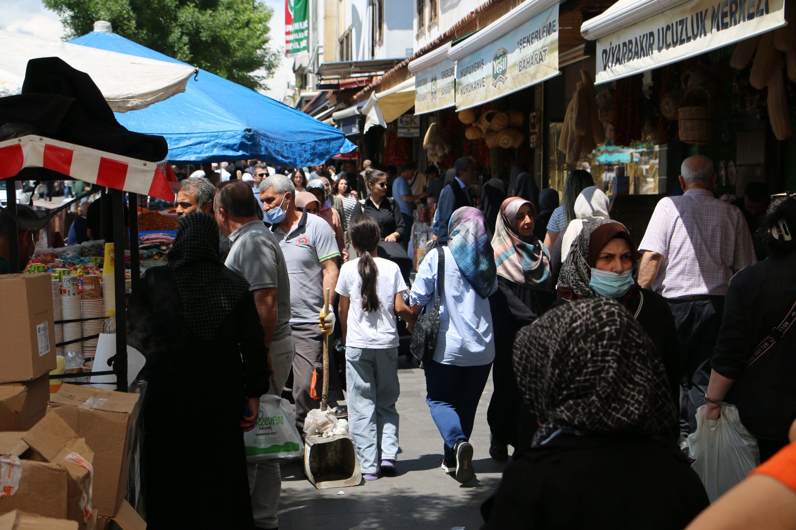 Kurban Bayramı'na sayılı günler kala Diyarbakır'ın Sur ilçesi rengarenk görüntülere