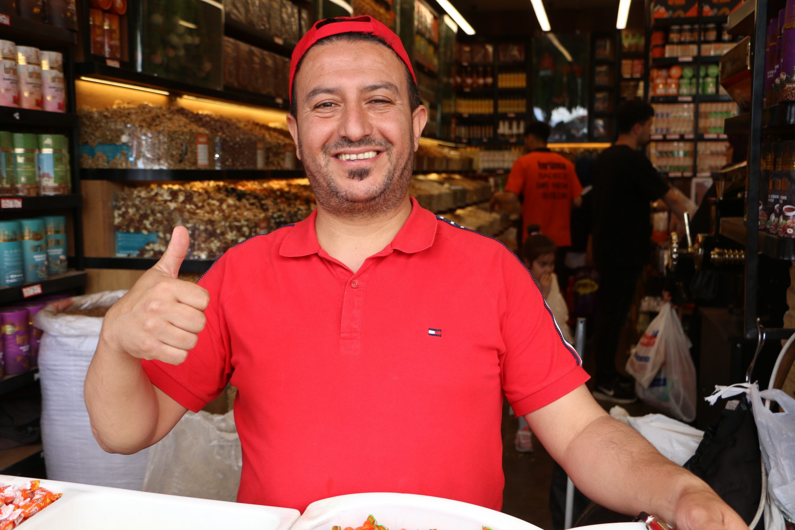 Kurban Bayramı'na sayılı günler kala Diyarbakır'ın Sur ilçesi rengarenk görüntülere sahne oldu. Şekerden lokuma, kıyafetten çörek otuna kadar birçok ürün tezgahlardaki yerini alırken çarşı ve kaldırımlarda yoğunluk oluştu. Satıcılar, bayram öncesi alışveriş hareketliliğinin daha da artmasını beklediklerini söyledi.