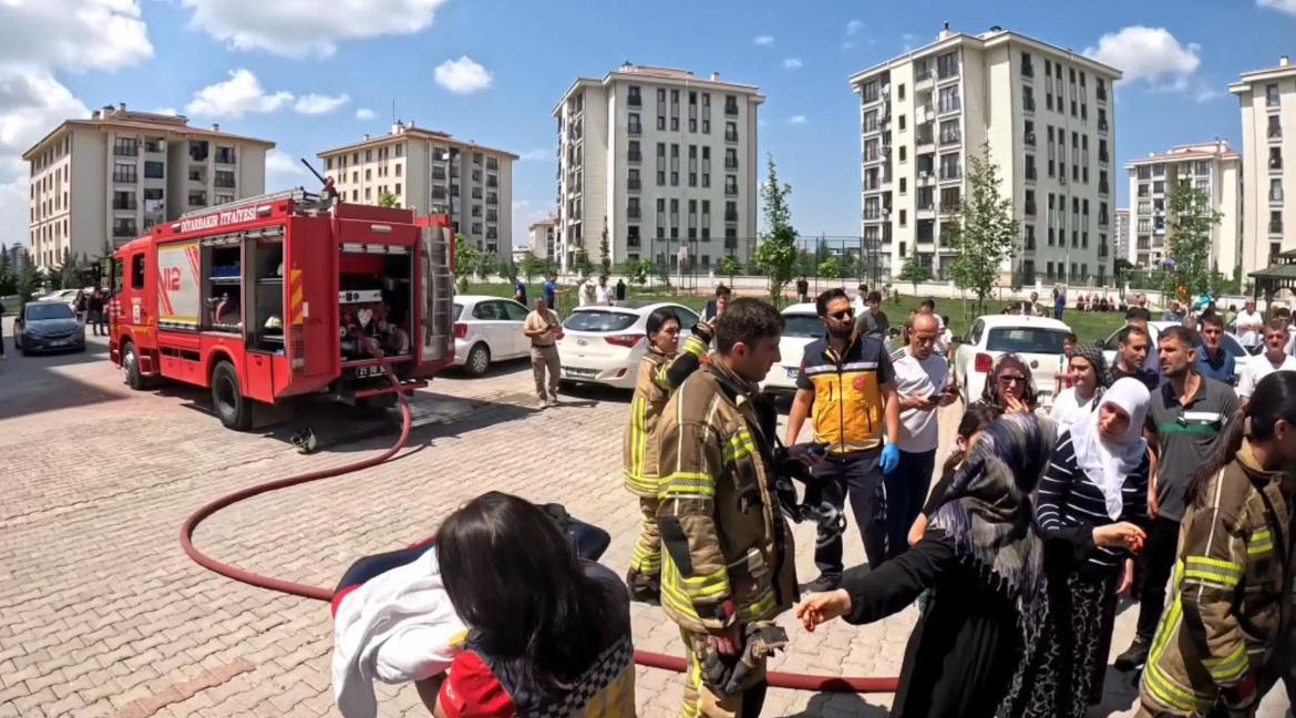 Diyarbakır'da itfaiye erlerinin yangına müdahalesi ve bebekleri kurtarması kask kamerasına yansıdı