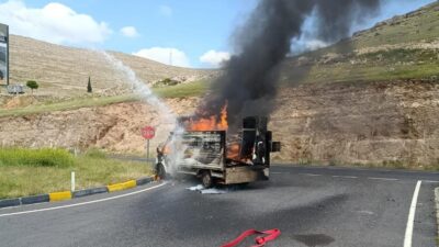 Diyarbakır’da ev eşyası taşıyan kamyonet seyir halindeyken alev aldı. Olayda