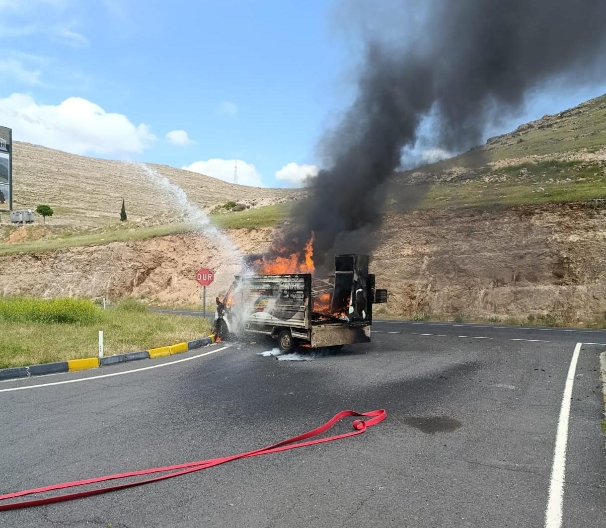 Diyarbakır’da ev eşyası taşıyan kamyonet seyir halindeyken alev aldı. Olayda