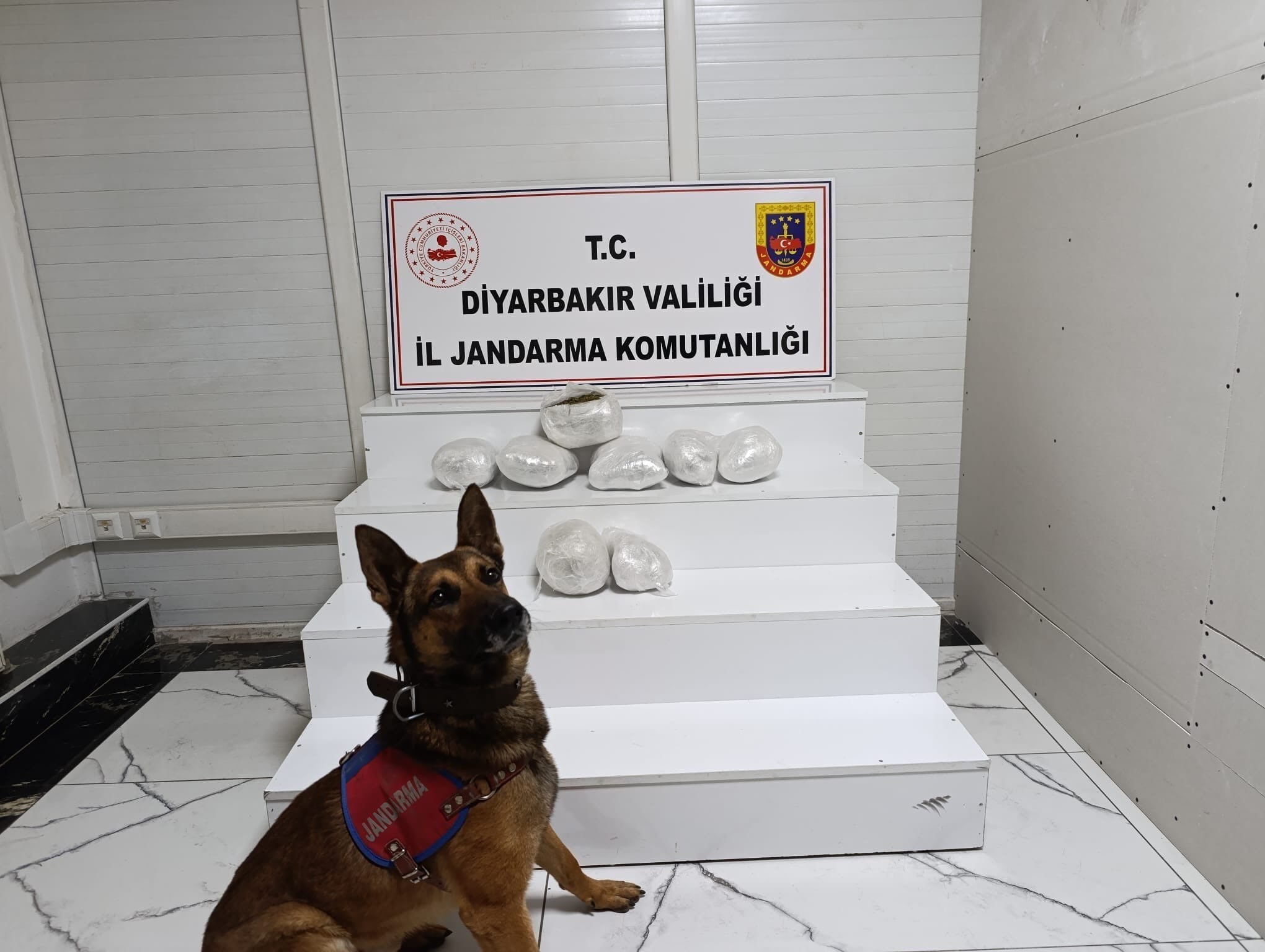 Diyarbakır'da jandarma ekiplerince düzenlenen operasyonlarda çok sayıda uyuşturucu madde ele