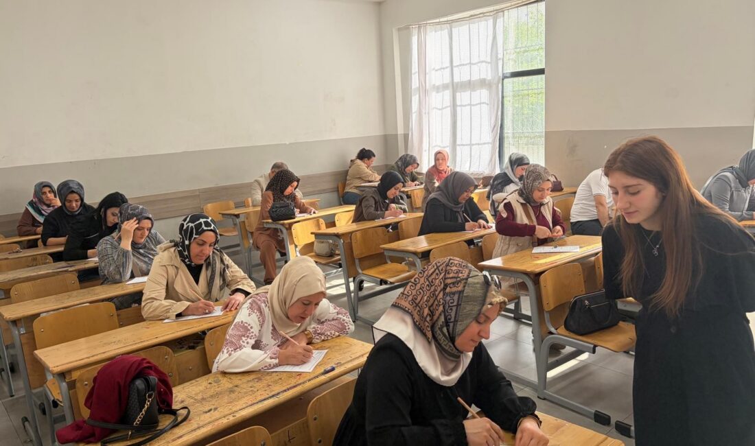 Diyarbakır'da Mehmetçik Anadolu Lisesi'nde düzenlenen "Velilerle Kitap Okuma Etkinliği" ile