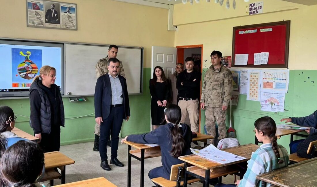 Diyarbakır'ın Dicle İlçe Kaymakamı Mustafa Atış, ziyaret ettiği kırsal Meydan