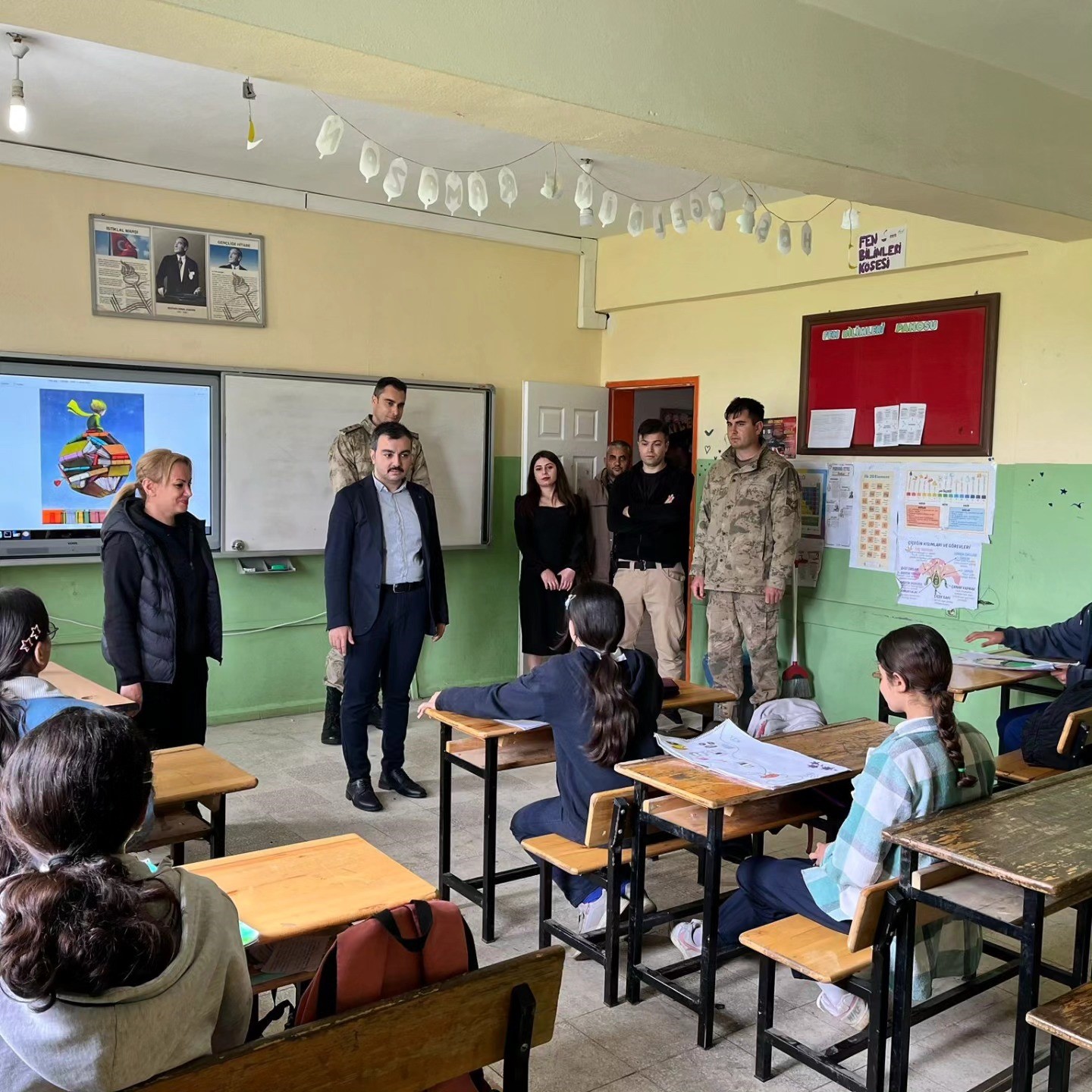 Diyarbakır'ın Dicle İlçe Kaymakamı Mustafa Atış, ziyaret ettiği kırsal Meydan