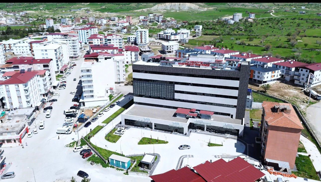 Diyarbakır’ın Hani ilçesinde yapımı tamamlanan Devlet Hastanesi hizmete açıldı. Modern